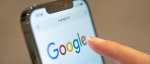 Eine Frau nutzt auf dem Handy die Suchmaschine von Google.