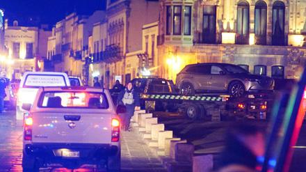 Polizeikräfte entfernen ein Fahrzeug mit Leichen, das Unbekannte vor dem Regierungspalast in Zacatecas zurückließen.