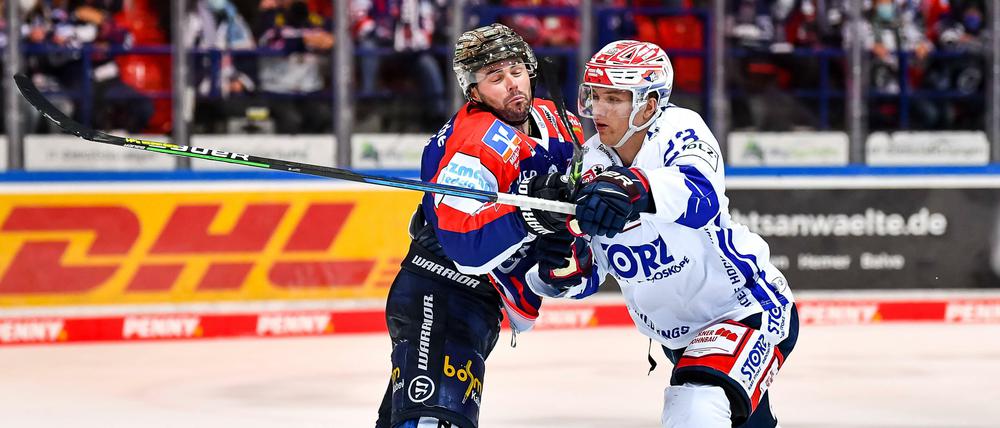 Iserlohn (li. Brent Aubin) und Schwenningen (hier Max Görtz) stehen derzeit in der Tabelle ganz unten. 