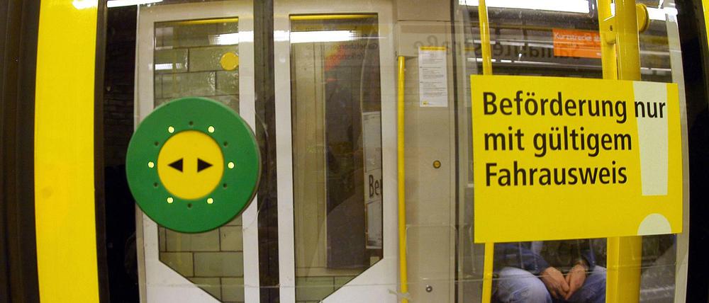 An jeder Tür zu einer Berliner U-Bahn ist der Hinweis prominent platziert: Beförderung nur mit gültigem Ticket.
