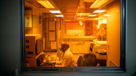 Ein Forscher am Africa Health Research Institute arbeitet an der Omikron-Variante des Coronavirus.