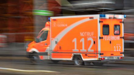 Ein Rettungswagen der Berliner Feuerwehr mit Blaulicht auf Sonderfahrt.