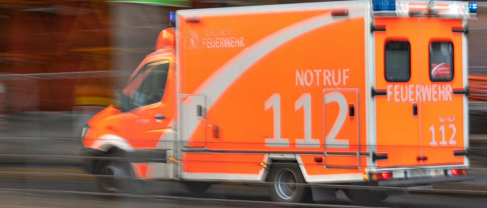 Ein Rettungswagen der Berliner Feuerwehr mit Blaulicht auf Sonderfahrt.