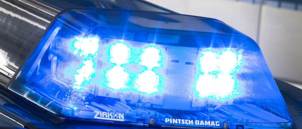 Ein Blaulicht leuchtet am auf dem Dach eines Polizeiwagens. (Symbolbild)