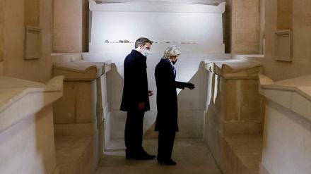 Macron und von der Leyen besuchten am Freitag die Grabstätten der Europapolitiker Simone Veil und Jean Monnet im Pariser Panthéon. 