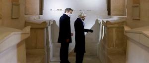 Macron und von der Leyen besuchten am Freitag die Grabstätten der Europapolitiker Simone Veil und Jean Monnet im Pariser Panthéon. 