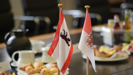 Akteure aus Wirtschaft und Wissenschaft erhoffen sich Impulse durch eine engere politische Kooperation von Berlin und Brandenburg. Ein erster Schritt: Gemeinsame Kabinettssitzungen.