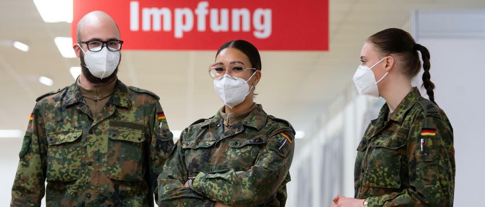 Vielerorts im Einsatz. Soldatinnen und Soldaten der Bundeswehr helfen in einem Impfzentrum in Bayern.