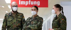 Vielerorts im Einsatz. Soldatinnen und Soldaten der Bundeswehr helfen in einem Impfzentrum in Bayern.