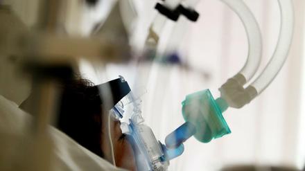 Ein Corona-Patient wird auf der Intensivstation in der Universitätsklinik Köln künstlich beatmet. (Archiv)