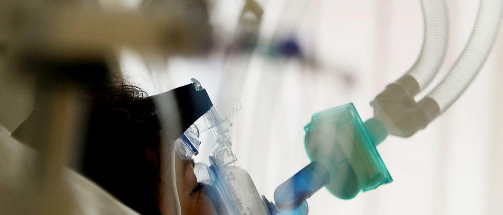 Ein Corona-Patient wird auf der Intensivstation in der Universitätsklinik Köln künstlich beatmet. (Archiv)