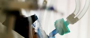 Ein Corona-Patient wird auf der Intensivstation in der Universitätsklinik Köln künstlich beatmet. (Archiv)