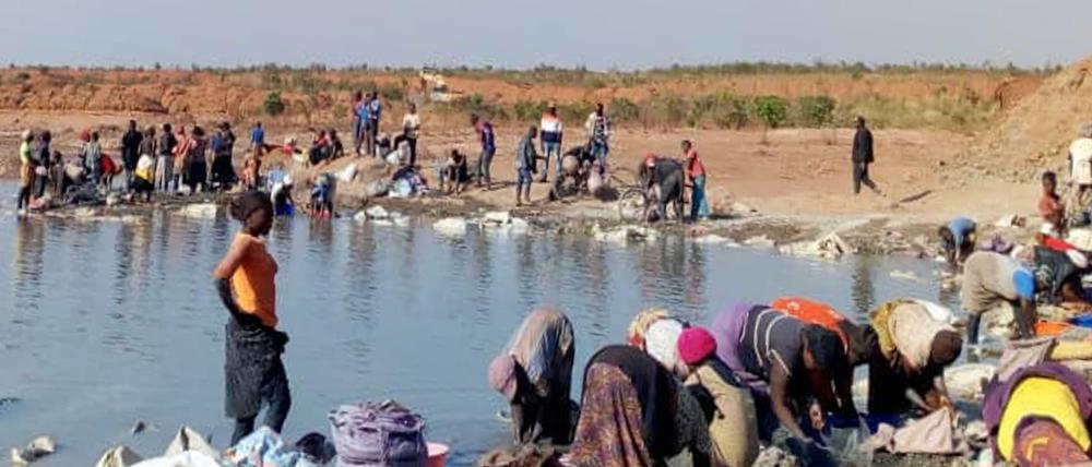 Gefördertes Kobalt-haltiges Erz wird in zugänglichen Gewässern gewaschen, was giftige Rückstände hinterlässt.