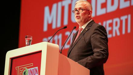 Union-Präsident Dirk Zingler möchte keine veganen Würstchen in seinem Stadion und gegendert wird auch nicht.