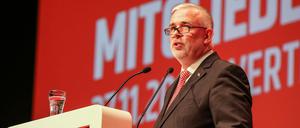 Union-Präsident Dirk Zingler möchte keine veganen Würstchen in seinem Stadion und gegendert wird auch nicht.