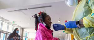 Ein Mädchen wird in New Orleans auf das Corona-Virus getestet.