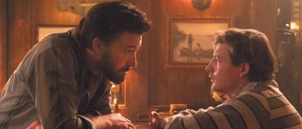 Tresenthesen. Onkel Charlie (Ben Affleck, l.) erklärt J.R. (Tye Sheridan), wie ein Junge zu sein hat. 