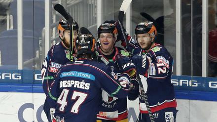 Mark Zengerle (m) bejubelt mit den Kollegen seinen zwischenzeitlichen Treffer zum 3:1, anschließend drehten die Bietigheim Steelers das Spiel.
