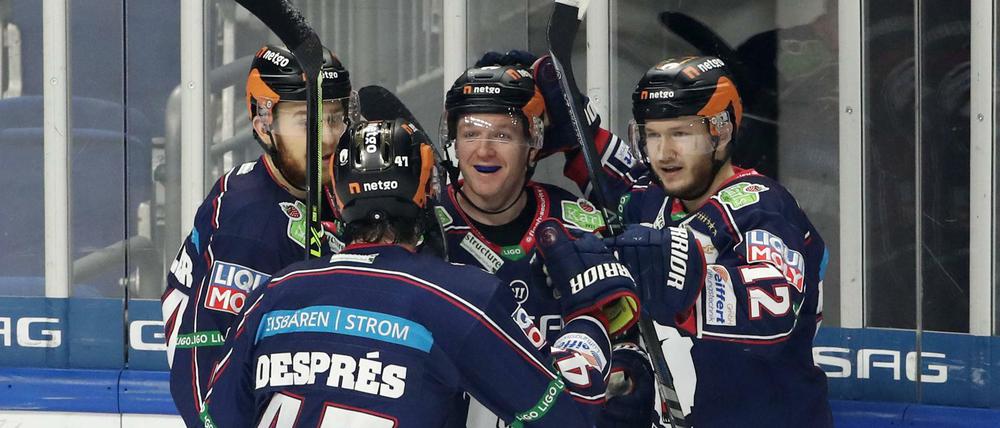 Mark Zengerle (m) bejubelt mit den Kollegen seinen zwischenzeitlichen Treffer zum 3:1, anschließend drehten die Bietigheim Steelers das Spiel.