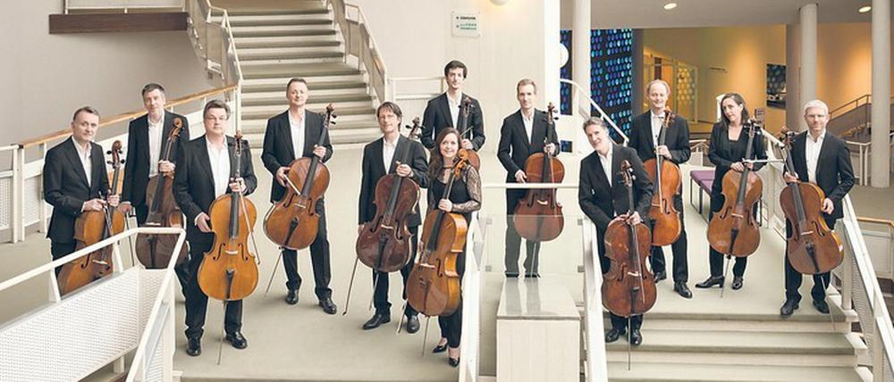 Die 12 Cellisten im Foyer ihrer Berliner Philharmonie.