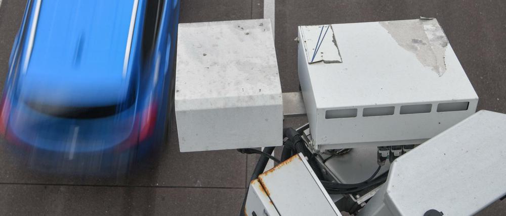 Ein System der automatischen Kennzeichenfahndung KESY an einer Brücke über der Autobahn 12 zwischen Berlin und Frankfurt (Oder).