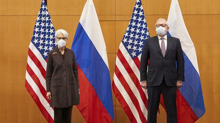 Auf Abstand: Wendy Sherman, stellvertretende US-Außenministerin der USA und und Sergej Rjabkow, Vizeaußenminister von Russland, vor ihrem Treffen in Genf.