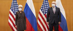 Auf Abstand: Wendy Sherman, stellvertretende US-Außenministerin der USA und und Sergej Rjabkow, Vizeaußenminister von Russland, vor ihrem Treffen in Genf.