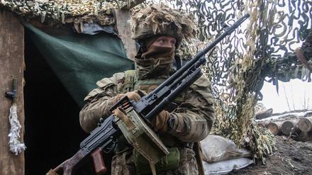 Ein ukrainischer Soldat steht an der Trennlinie zu pro-russischen Rebellen in der Region Donezk. 