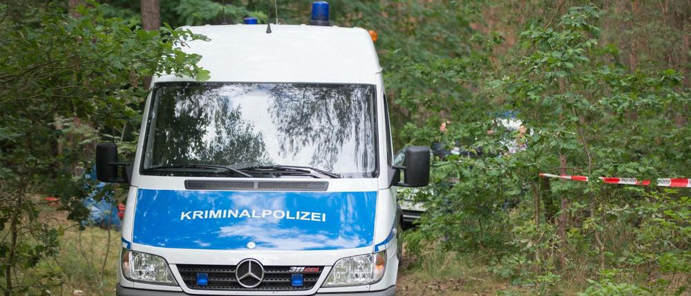 Ein Wagen der Kriminalpolizei steht am Fundort der Leiche.