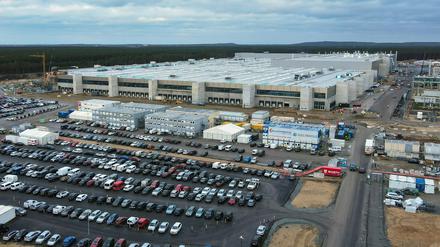 Blick auf die Baustelle der Tesla-Gigafactory in Grünheide.