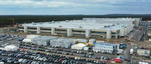 Blick auf die Baustelle der Tesla-Gigafactory in Grünheide.
