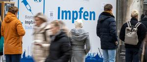 Die Zahl der Auffrischungsimpfungen steigt, die Zahl der Corona-Neuinfektionen hingegen auch rasant.