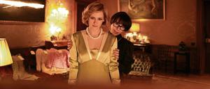 Kaum Verbündete. Diana (Kristen Stewart) und Kammerzofe Maggie (Sally Hawkins) während einer Kleideranprobe.