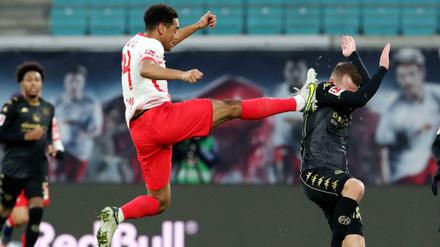 Tyler Adams (links) und die Leipziger ließen den Mainzern um Daniel Brosinski (rechts) letztlich keine Chance. 