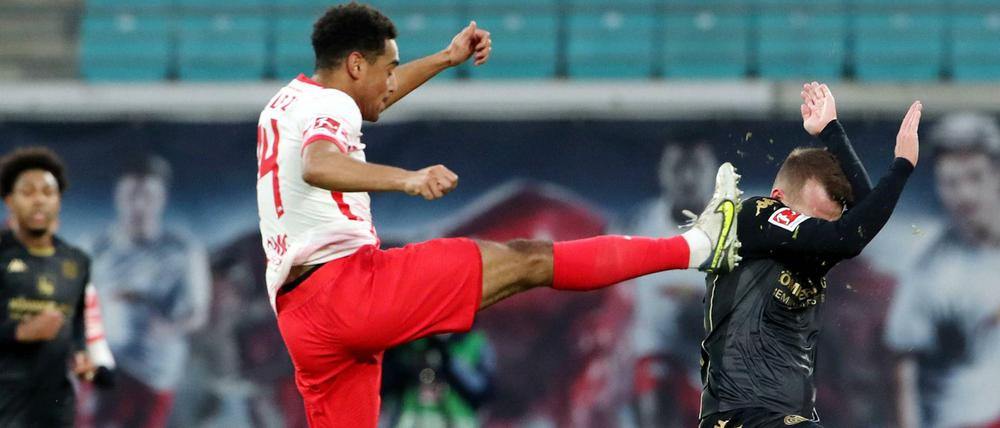 Tyler Adams (links) und die Leipziger ließen den Mainzern um Daniel Brosinski (rechts) letztlich keine Chance. 