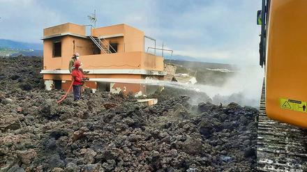 Mit Wasser und Bagger gegen die Lava: Das Großreinemachen hat begonnen.