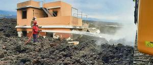 Mit Wasser und Bagger gegen die Lava: Das Großreinemachen hat begonnen.