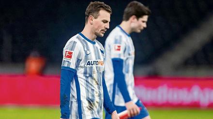 Blick nach unten. Für Vladimir Darida (l.), Jurgen Ekkelenkamp und Hertha BSC hat sich die Situation in der Tabelle durch das 1:3 gegen Köln wieder zugespitzt.