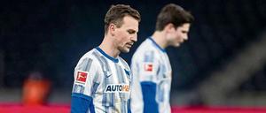 Blick nach unten. Für Vladimir Darida (l.), Jurgen Ekkelenkamp und Hertha BSC hat sich die Situation in der Tabelle durch das 1:3 gegen Köln wieder zugespitzt.