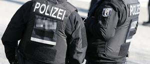 Polizisten lösen Hochzeitsfeier in Schöneberg auf.