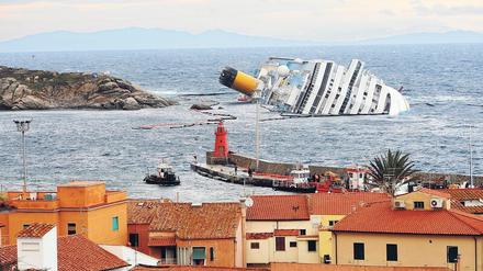 Nah an der Küste: Die Costa Concordia sank wenige hundert Meter vor dem Hafeneingang.