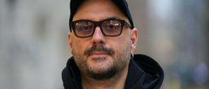 Der russische Regisseur Kirill Serebrennikow vor dem Thalia Theater.