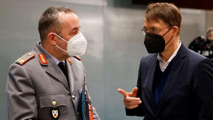 Bundesgesundheitsminister Karl Lauterbach und Carsten Breuer, Leiter des Bund-Länder-Corona-Krisenstabs im Bundeskanzleramt
