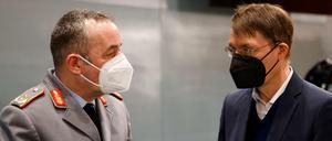 Bundesgesundheitsminister Karl Lauterbach und Carsten Breuer, Leiter des Bund-Länder-Corona-Krisenstabs im Bundeskanzleramt
