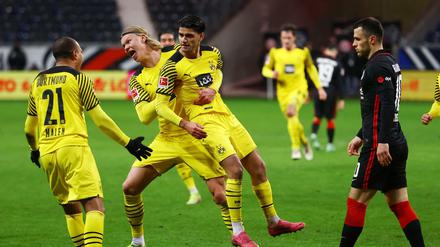 Mahmoud Dahoud schoss kurz vor Schluss den Siegtreffer für den BVB - ganz zur Freude von Erling Haaland.