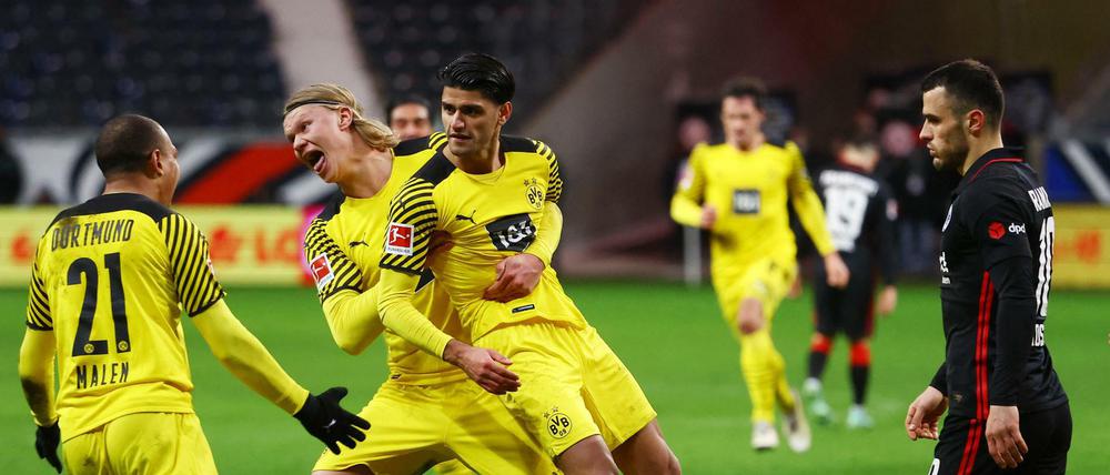 Mahmoud Dahoud schoss kurz vor Schluss den Siegtreffer für den BVB - ganz zur Freude von Erling Haaland.