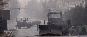 Das kasachische Militär sperrt zahlreiche Straßen von Almaty ab.