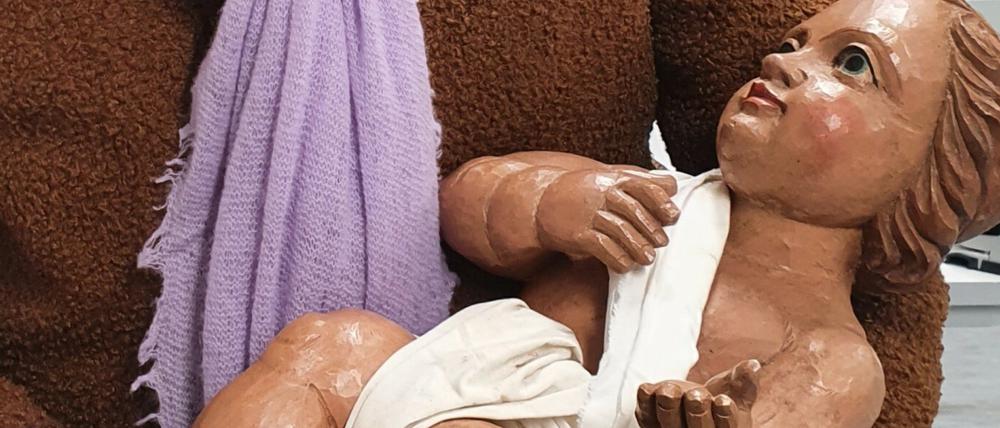 Mit dem Diebstahl einer Christkind-Figur hatten Unbekannte kurz vor Weihnachten die festliche Stimmung auf dem Weihnachtsmarkt am Berliner Gendarmenmarkt gestört. Die Polizei bat um Hilfe aus der Bevölkerung bei der Suche. Das Christkind habe wie jedes Jahr in der aufgebauten Krippe auf dem Weihnachtsmarkt gelegen, hieß es.