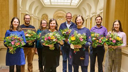 Der neue Grünen-Fraktionsvorstand (v.l.n.r.): Julia Schneider, Andre Schulze, Daniela Billig (jeweils Stellvertreter:innen), Antje Kapek, Fraktionsvorstand, Sebastian Walter, parlamentarischer Geschäftsführer, Silke Gebel, Fraktionsvorstand, Stefan Ziller, stellvertretender parlamentarischer Geschäftsführer, und Klara Schedlich, stellvertretende Vorsitzende. Foto: Annette Riedl/dpa
