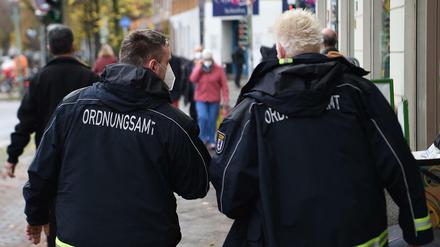 In der Bergmannstraße galt mal eine Maskenpflicht: Beschäftigte des Ordnungsamts kontrollieren, ob die Passanten eine Mund-Nase-Bedeckung tragen.